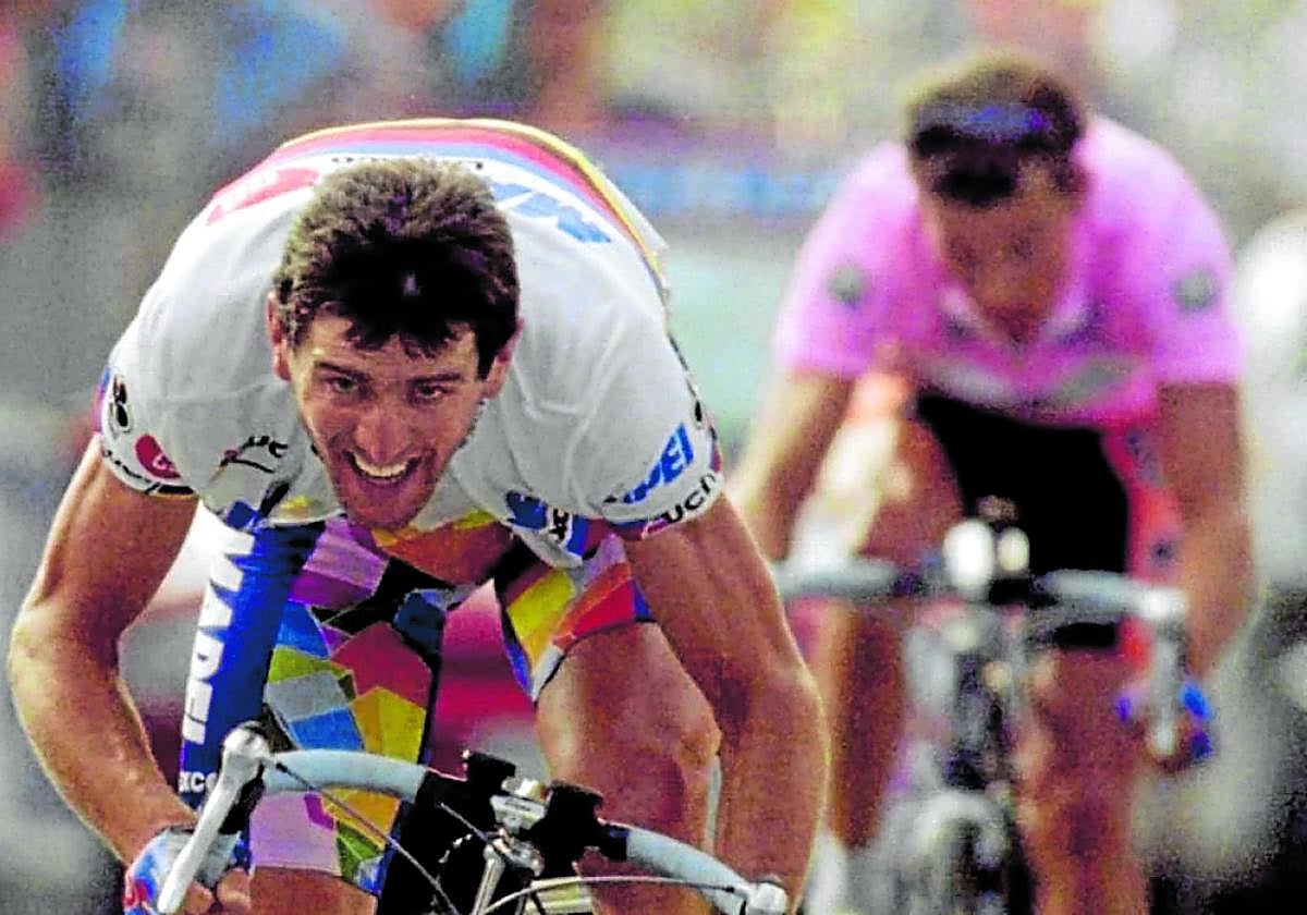 Momento en el que Olano arrebata la maglia rosa a Tonkov en el Pordoi en 1996.