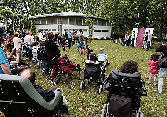La comunidad educativa de Aspace Gipuzkoa, en unas jornadas al aire libre, en una imagen de archivo.