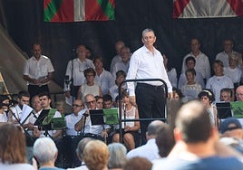 Alberto Lasa dirige al Alarde de Txistularis en la edición del 2022.