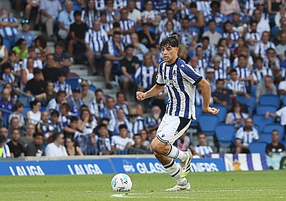 Jon Martín conduce el cuero en el encuentro ante el Espanyol