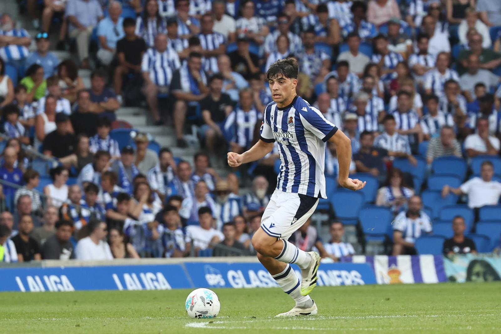 Jon Martín conduce el cuero en el encuentro ante el Espanyol