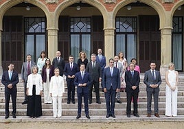 El lehendakari, Imanol Pradales, este jueves en el Palacio Miramar junto con los consejeros del Gobierno Vasco, la diputada general de Gipuzkoa, el alcalde de Donostia y el presidente de las Juntas Generales.