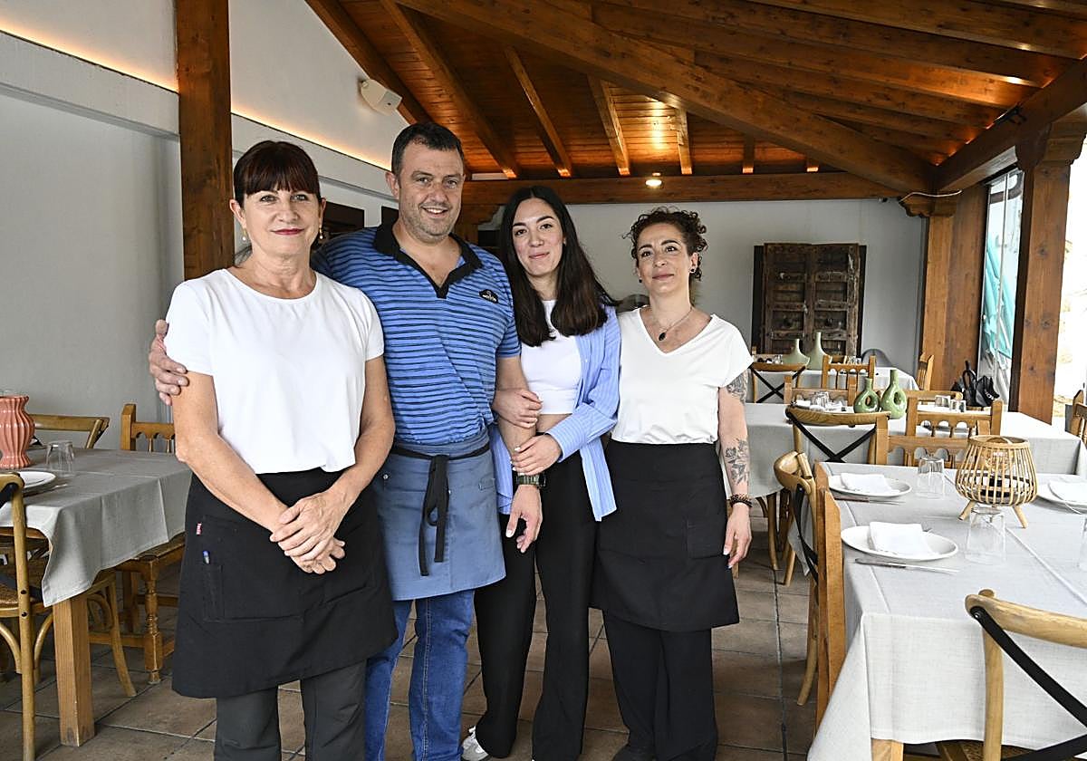 Los responsables del Iriarte-Enea, a la espera de su clientela.