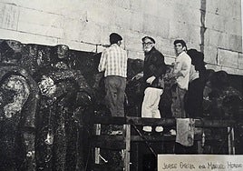 El escultor Jorge Oteiza durante la instalación de las figuras de catorce apóstoles para el friso de la basílica de Arantzazu.