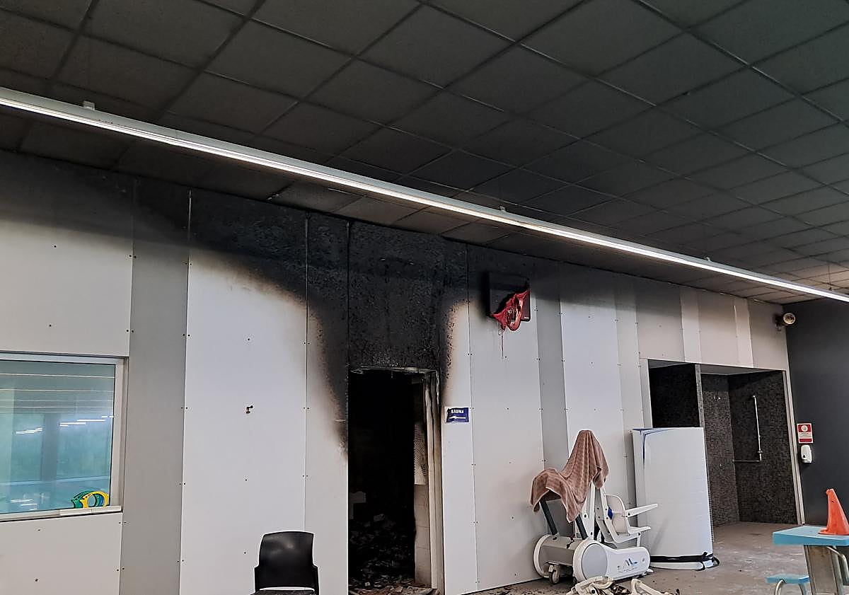 Imagen principal - Vista de la zona de la sauna, los vestuarios de la planta superior y labores de limpieza esta mañana.