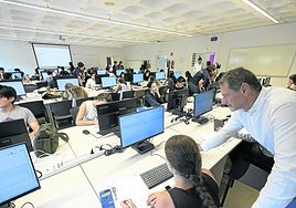 Alumnos de primer curso de Tecnun, durante una de las clases del curso cero de matemáticas.