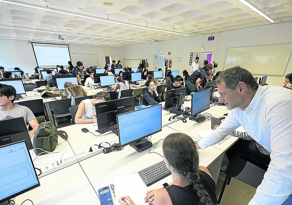 Alumnos de primer curso de Tecnun, durante una de las clases del curso cero de matemáticas.