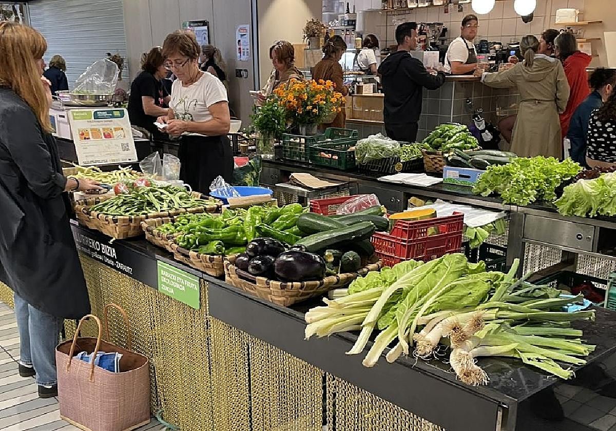 El mercado municipal es uno de los puntos en los que se pueden adquirir productos locales y de temporada.