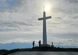 Dos cicloturistas descansan junto a la cruz de Usurbe.