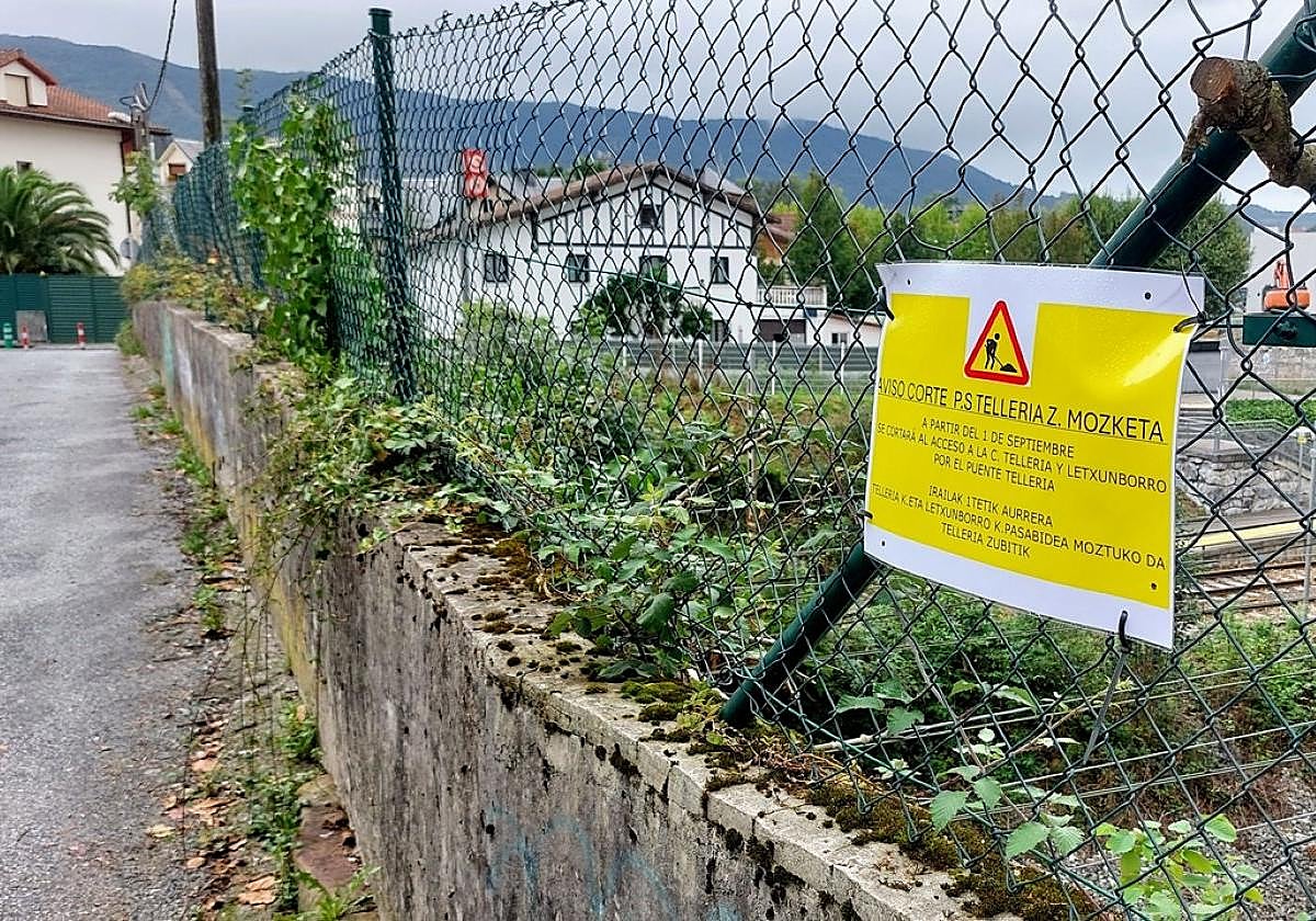 Un cartel avisa en Telleria del cierre del puente a partir del lunes para iniciar su demolición.