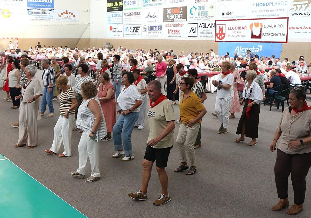 La comida dedicada a las personas mayores que se llevó a cabo en elpolideportivo Olaizaga concluyó con unaanimada sesión de bailables a cargo del grupo Café Irlandés.