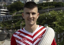 Imanol Ansa, con la camiseta roja de campeón que luce en el individual.