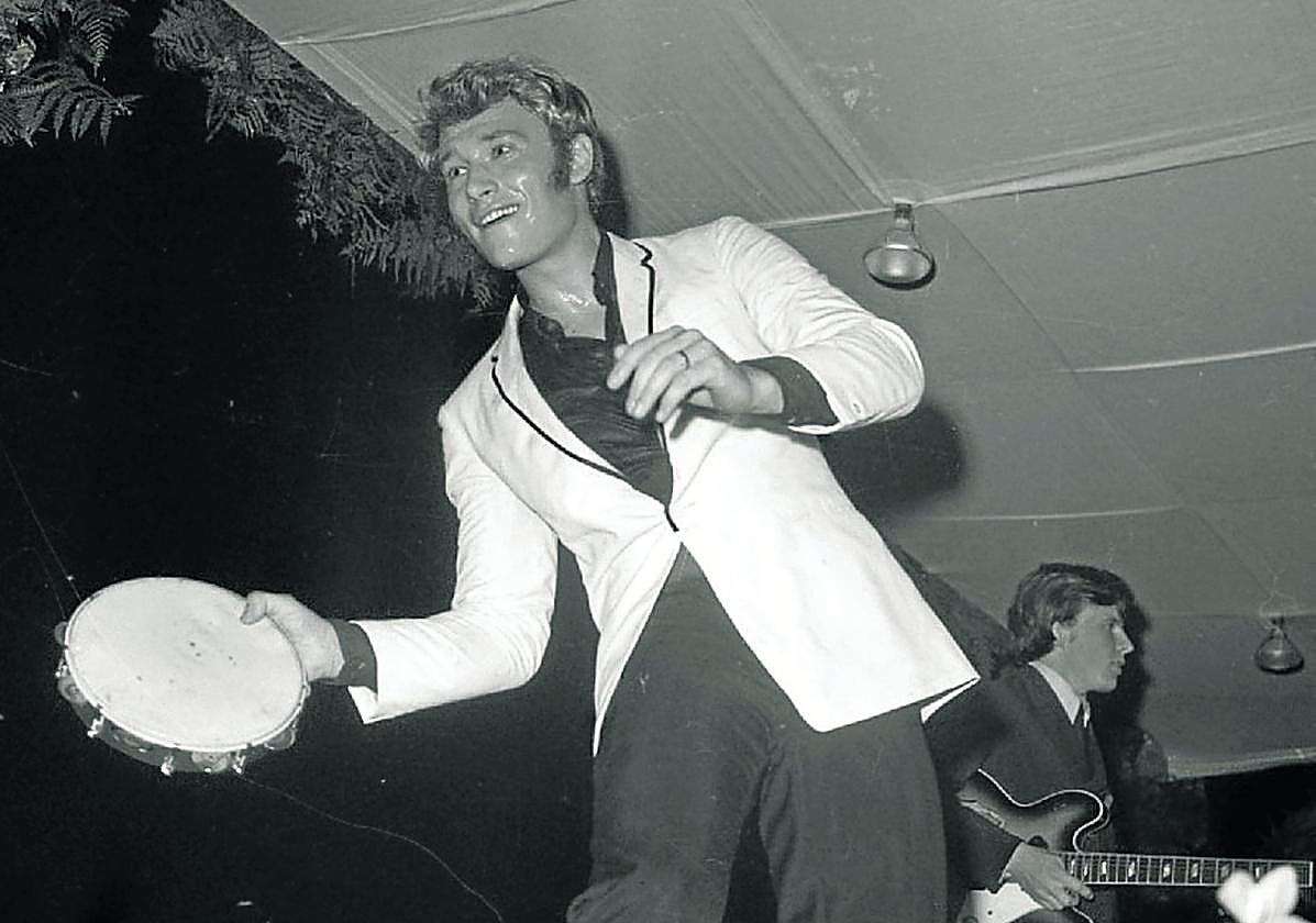 Johnny Hallyday, joven y alegre en el Club de Tenis en 1965.