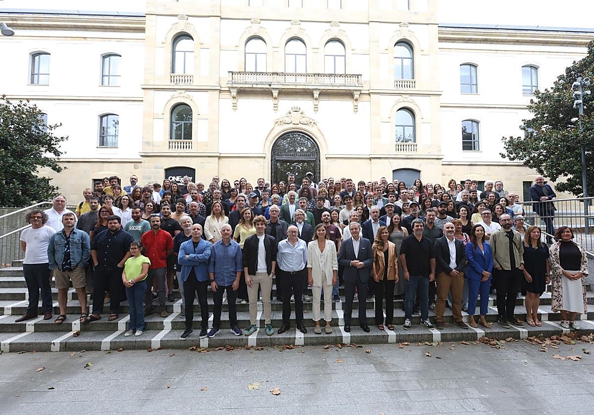 Foto de 'familia' del encuentro en Tabakalera con gran parte de los representantes de las producciones vascas del Zinemaldia..