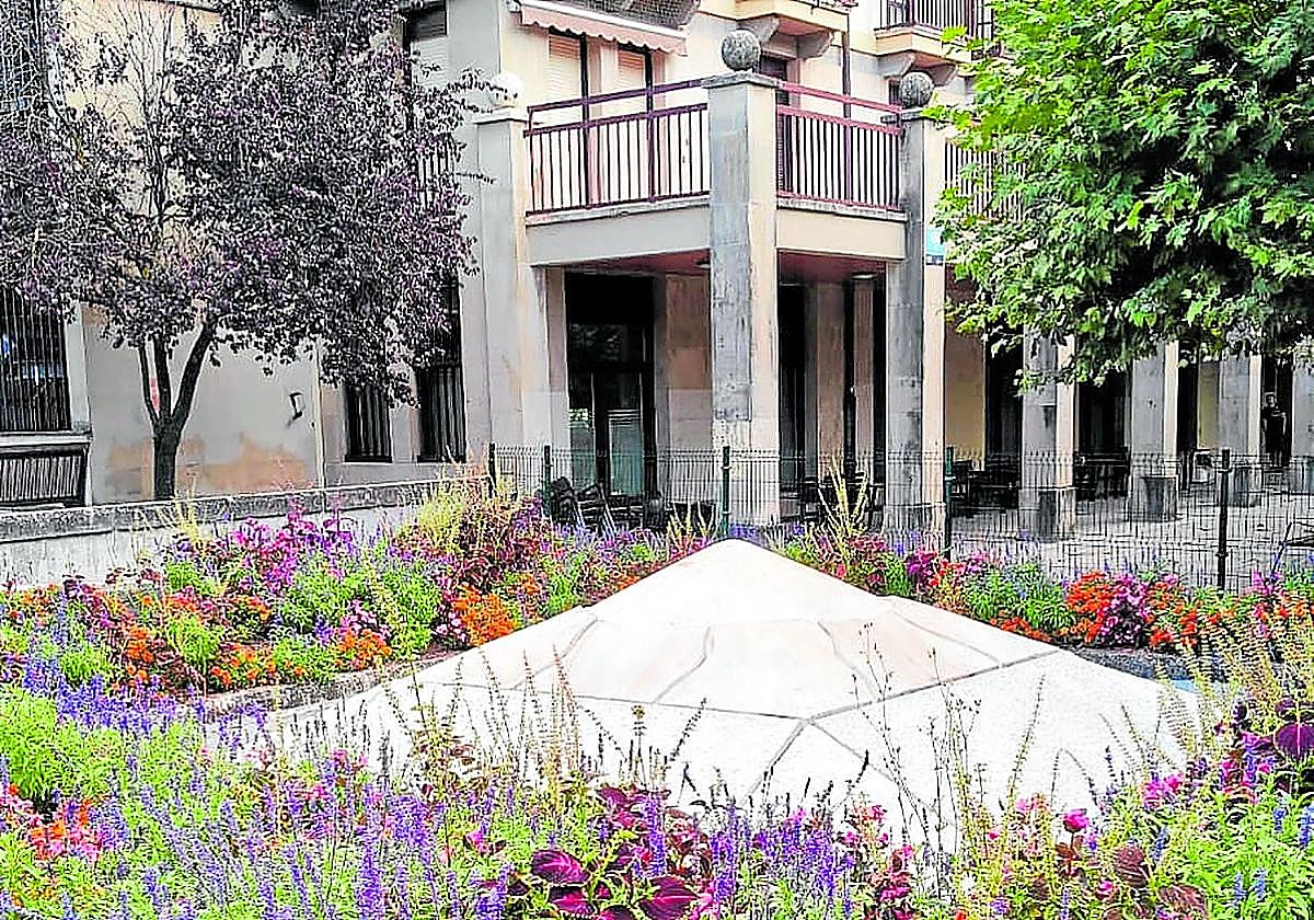 Jardín que rodea a la escultura ubicada frente a la residencia Iturbide, en Garibai Etorbidea.