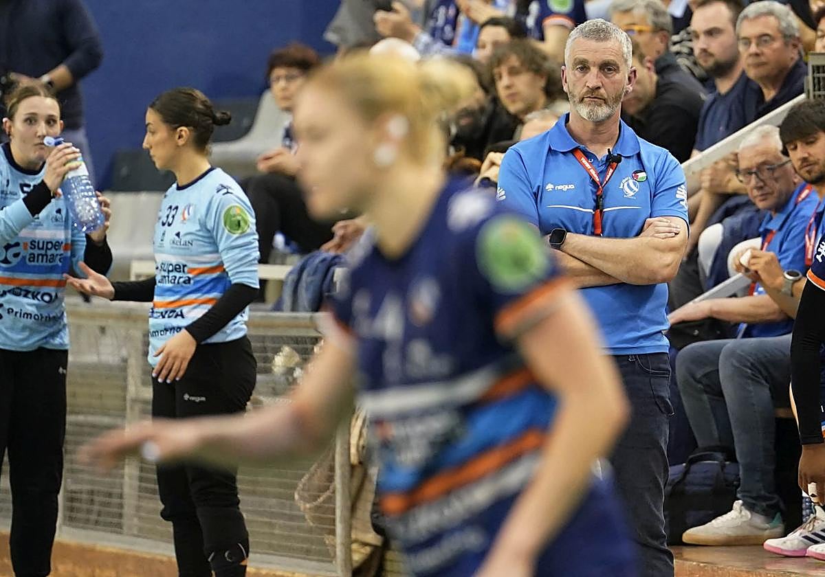 Imanol Álvarez observa de brazos cruzados a Ogonovszky durante un partido de la pasada campaña
