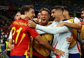 Remiro y Oyarzabal celebran el tanto del delantero en la final de la Eurocopa 2024 celebrada en el Olympiastadion de Berlín ante Inglaterra