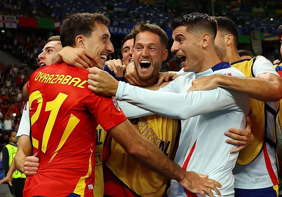 Remiro y Oyarzabal celebran el tanto del delantero en la final de la Eurocopa 2024 celebrada en el Olympiastadion de Berlín ante Inglaterra