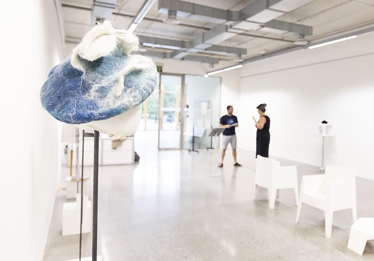 De prenda tradicional a obra artística y solidaria para ayudar a la lucha contra el cáncer