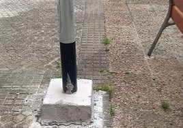 Ironiza Jon: «Quiero felicitar al responsable de dar como buena la realización de semejantes columnas jónicas en la plaza Baldomero Anabitarte. Al cambiar las farolas, alguien decidió que la solución era hacer ese pedazo de recrecido en todas las farolas de la plaza, incluido el parque infantil. La foto no hace justicia a la chapuza».