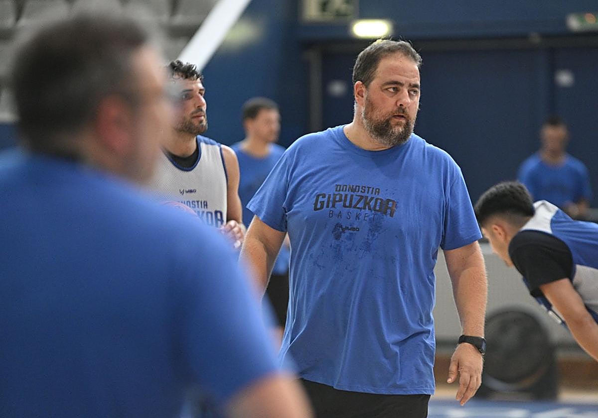 El técnico, durante uno de los entrenamientos de esta semana.