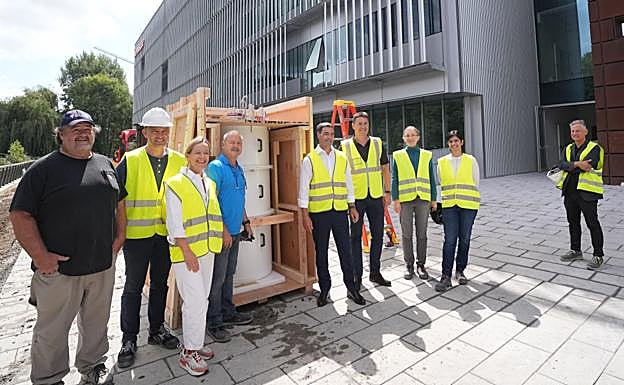 La diputada general, Eider Mendoza, y el lehendakari, Imanol Pradales, posan el jueves con el corazón del superordenador cuántico de IBM en el exterior del edificio Ikerbasque de Ibaeta.