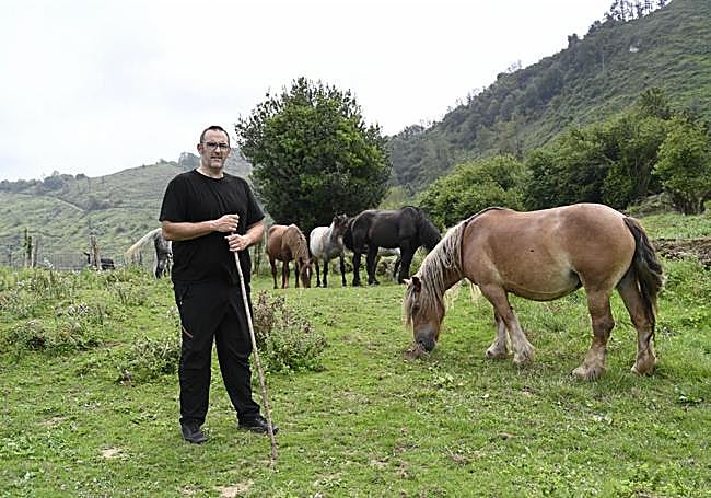 Igor Gorroño en su caserío, donde cuida potros, yeguas y planta puerros para la campaña de invierno.