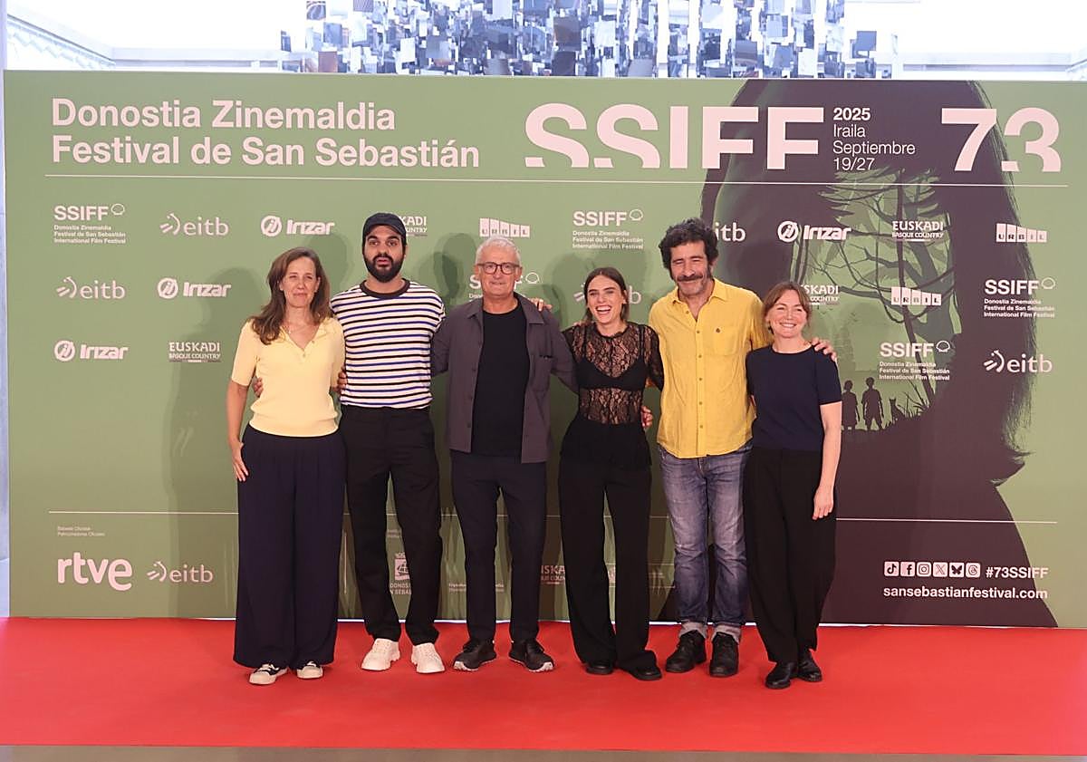Imagen principal - El equipo de la película 'Karmele', con Asier Altuna en el centro, que recibirá junto a Telmo Esnal el Premio Zinemira, el pintor Jesus Mari Lazkano, el productor de Dibulitoon Ricardo Ramón, y el músico Joseba Beristain, del cortometraje 'Natura Fugit' y el actor Karmelo Uranga y el director Jose Mari Goenaga fueron parte de la representación de 'Maspalomas' que compite en la Sección Oficial. 