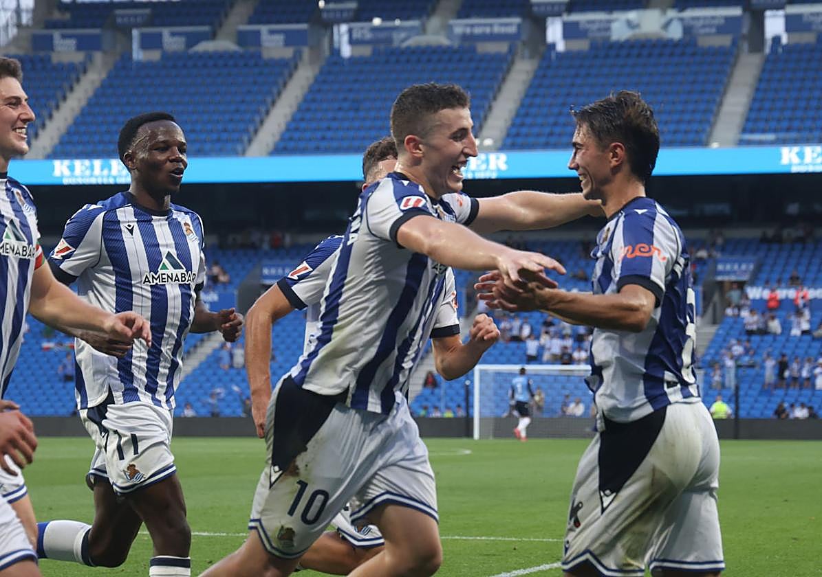 Mariezkurrena se va a abrazar a Mikel Rodríguez después de anotar el penalti.