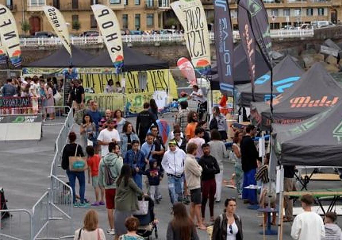 Stands del festival de Sportjam Surftest en el Kursaal, en frente de la playa de la Zurriola