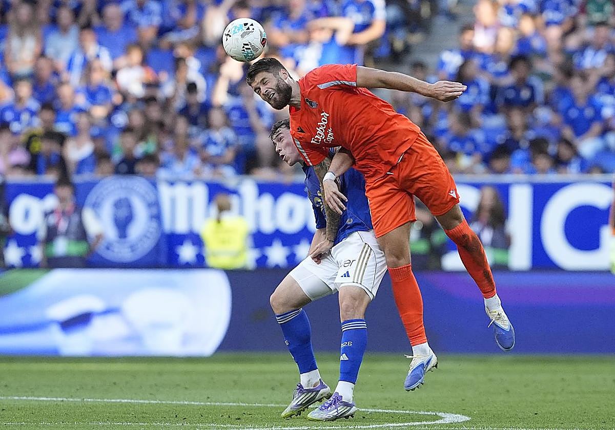 Caleta-Car gana un duelo aéreo al oviedista Fede Viñas, este sábado en Oviedo.