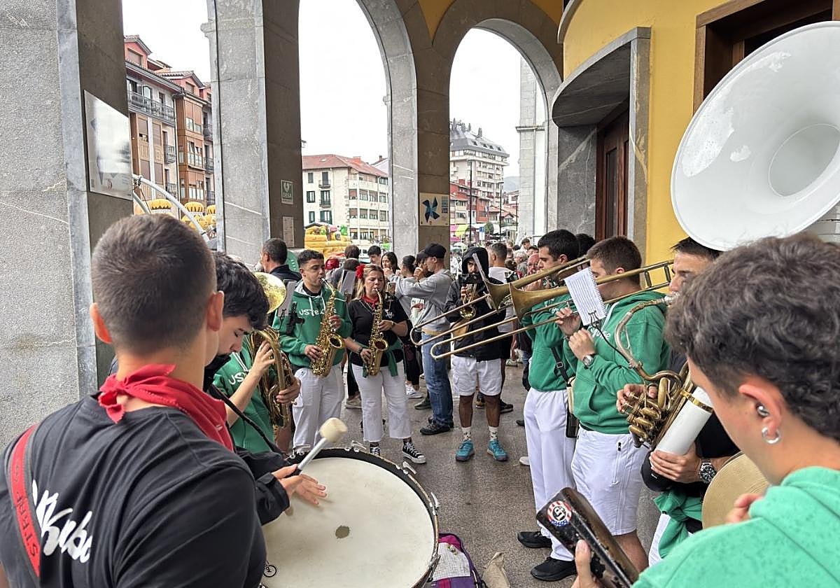 La txaranga se resguardó de lalluvia bajo los arkupes de la MusikaEskola de Elgoibar.