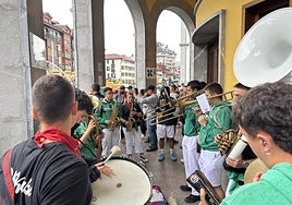 La txaranga se resguardó de lalluvia bajo los arkupes de la MusikaEskola de Elgoibar.