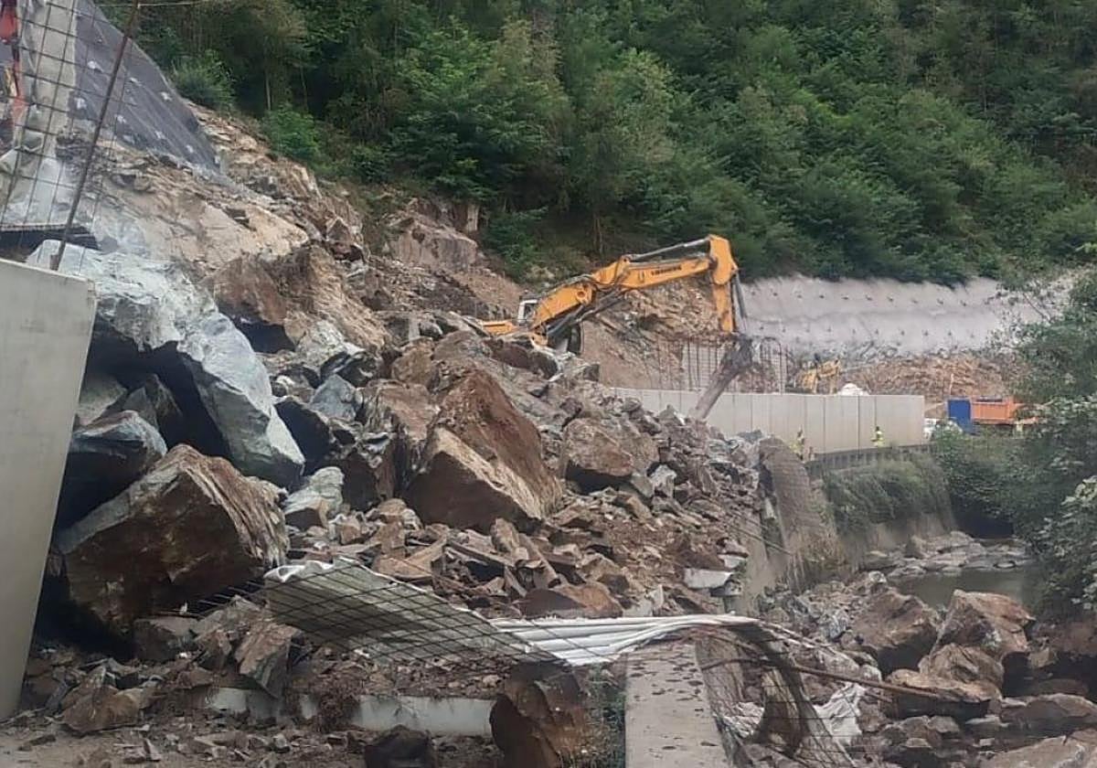 Urola ibairaino iritsi ziren harriak luizia eta gero, errepidea itxiz.