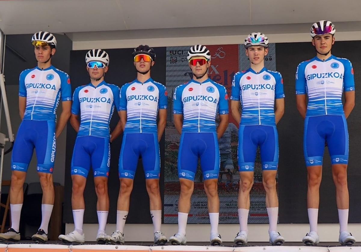 Zumaiako elkarteko hainbat txirrindulari Gipuzkoako selekzioarekin.