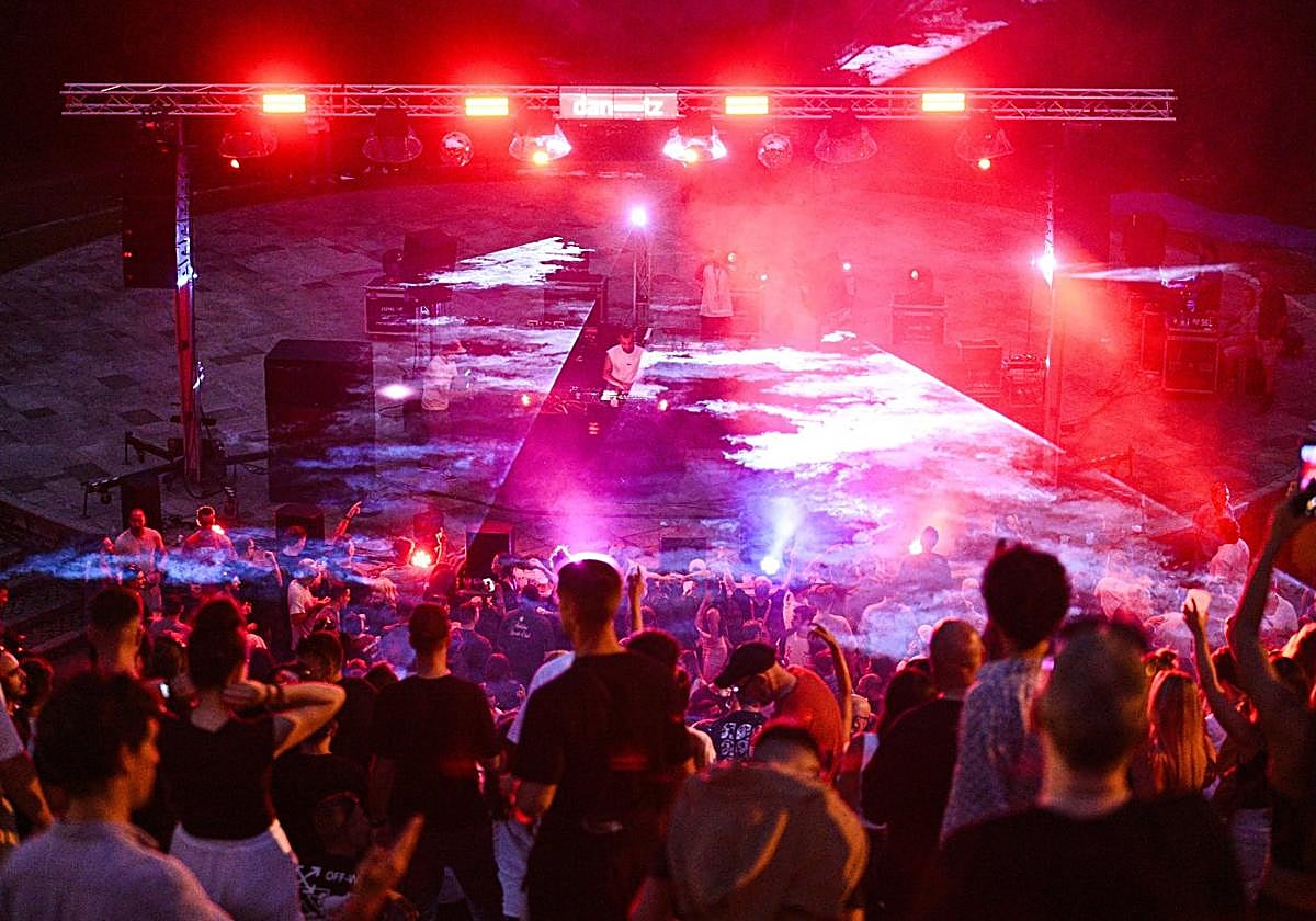 Cientos de personas se congregaron este sábado en el Anfiteatro de Miramon para asistir a la segunda jornada del Dantz Festival.