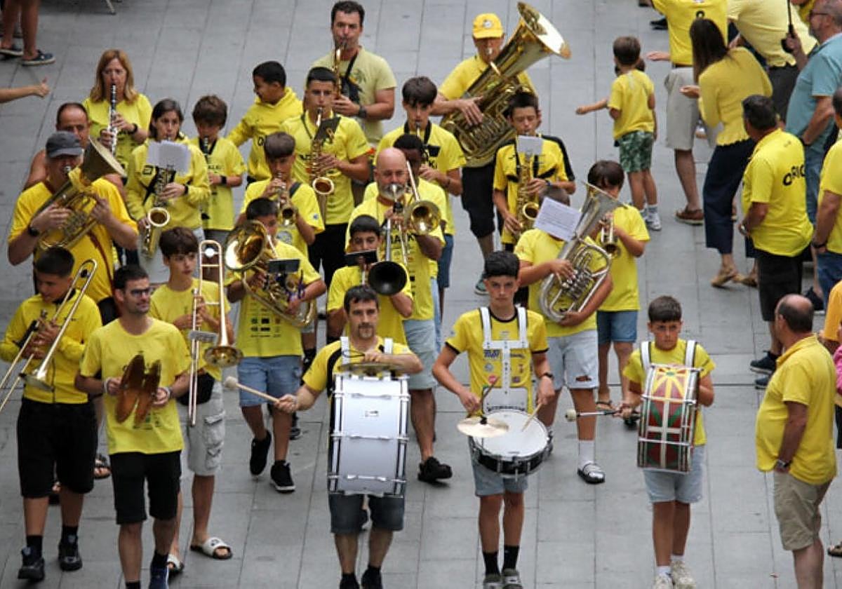 Orioko txarangaren kideak kalejira bat alaitzen.