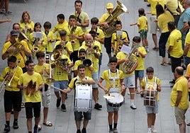 Orioko txarangaren kideak kalejira bat alaitzen.