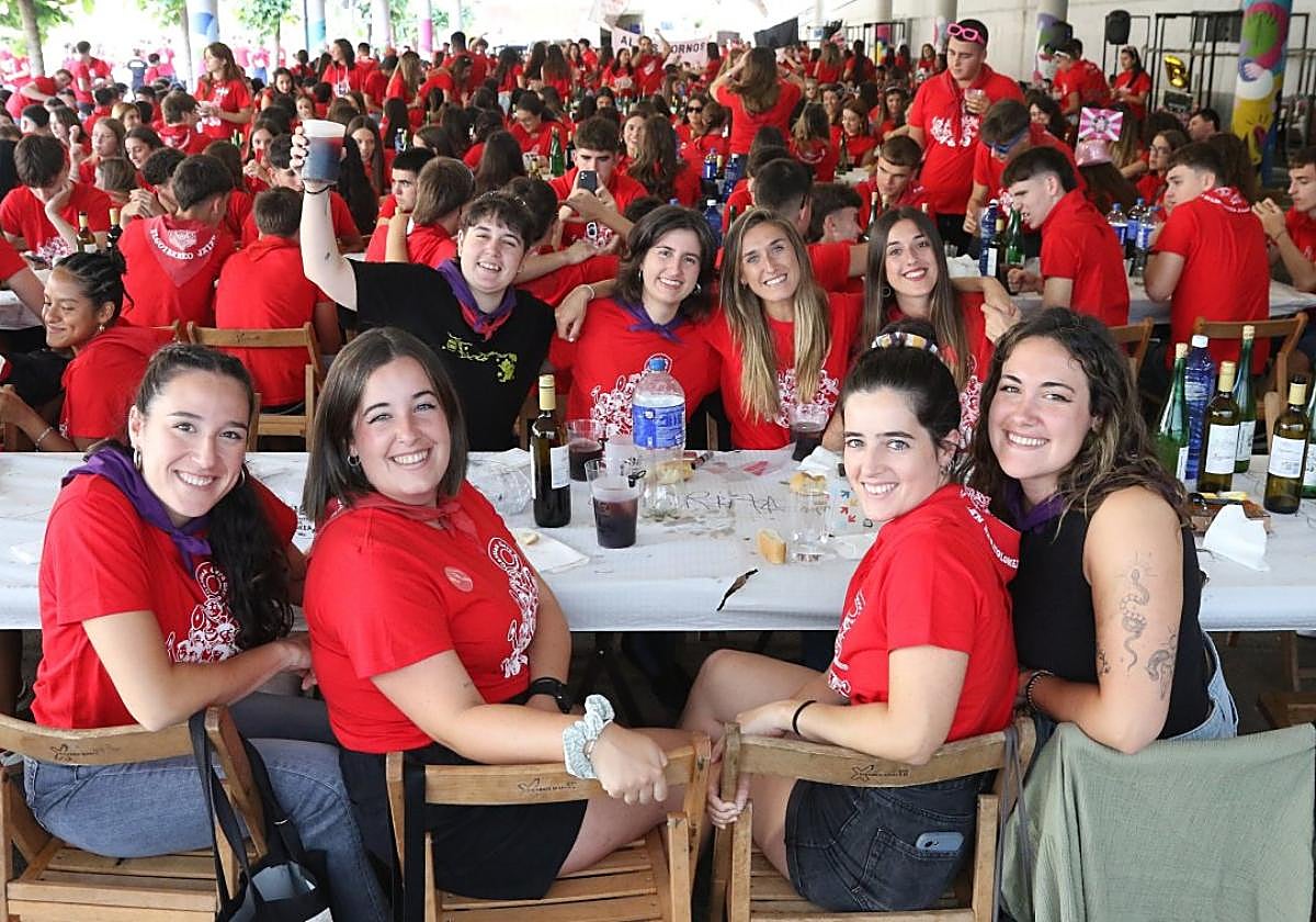 Ambientazo.Cerca de 750 jóvenes asistieron a la comida organizada en el probaleku de Sigma por laComisión de Fiestas de Maala.