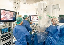 Operación en el quirófano de cirugía robótica del HUA.