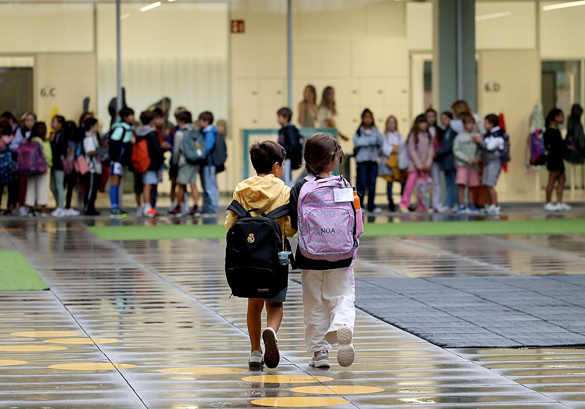 Dos escolares llegan a clase en el inicio de curso del pasado año en Aldapeta María.