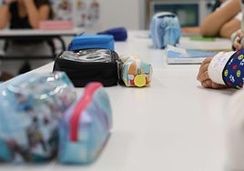 Los estuches nuevos con lápices, bolígrafos, pinturas... ya están preparados para la vuelta al cole.