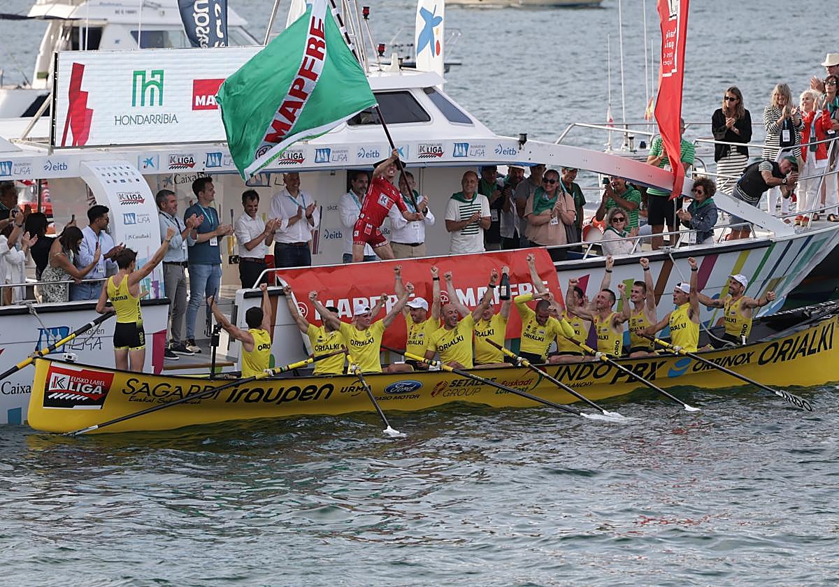 Orio alza los remos en la pasada victoria de Getaria.