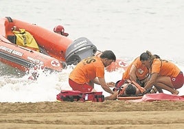 Socorristas vizcaínos atienden una emergencia durante un simulacro en la playa de Karraspio, ubicada en el municipio vizcaíno de Mendexa.