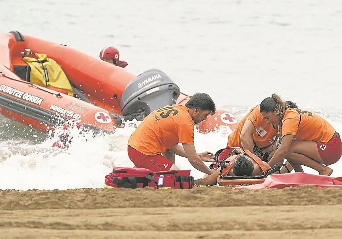 Socorristas vizcaínos atienden una emergencia durante un simulacro en la playa de Karraspio, ubicada en el municipio vizcaíno de Mendexa.