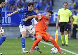 Barrenetxea, el mejor en Oviedo, protege un balón