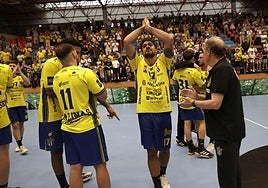 Rodrigo Salinas aplaude al público de Artaleku mientras sus compañeros se abrazan celebran la importante victoria ante el ABC Braga que encarrila su clasificación.