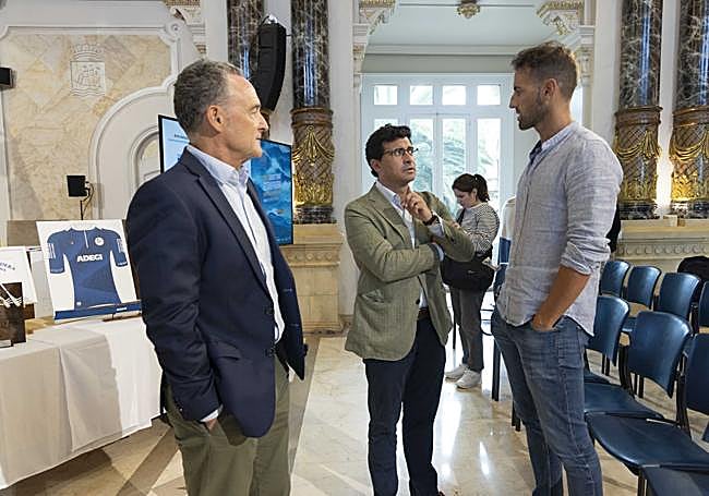 José Miguel Ayerza y Paul Liceaga, de Adegi, y Josu Larrarte, de DV.