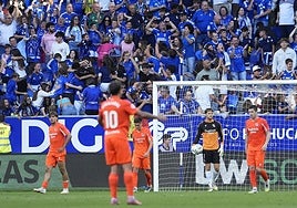 Los jugadores de la Real se lamentan tras el gol del Oviedo.