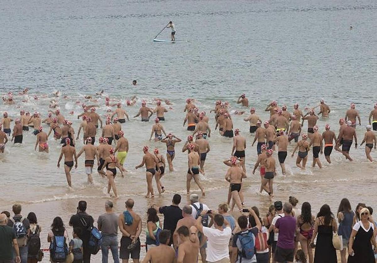 Los participantes entran en el agua en una edición pasada de la travesía.